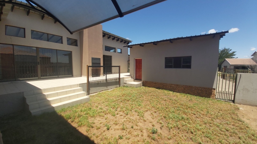 To Let 3 Bedroom Property for Rent in Hillside Free State